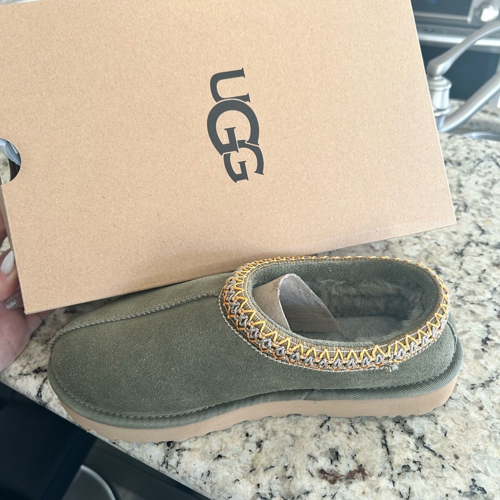 NWB Women’s Tasman Uggs - burnt olive Sz 8